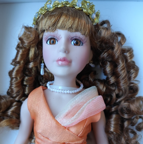 Beautiful porcelain doll 15" - Picture 3 of 5